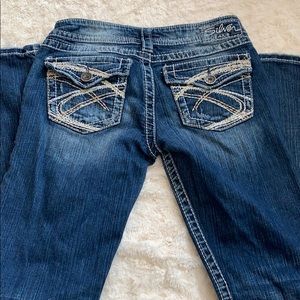 Silver Jeans Distressed pioneer bootcut 👖